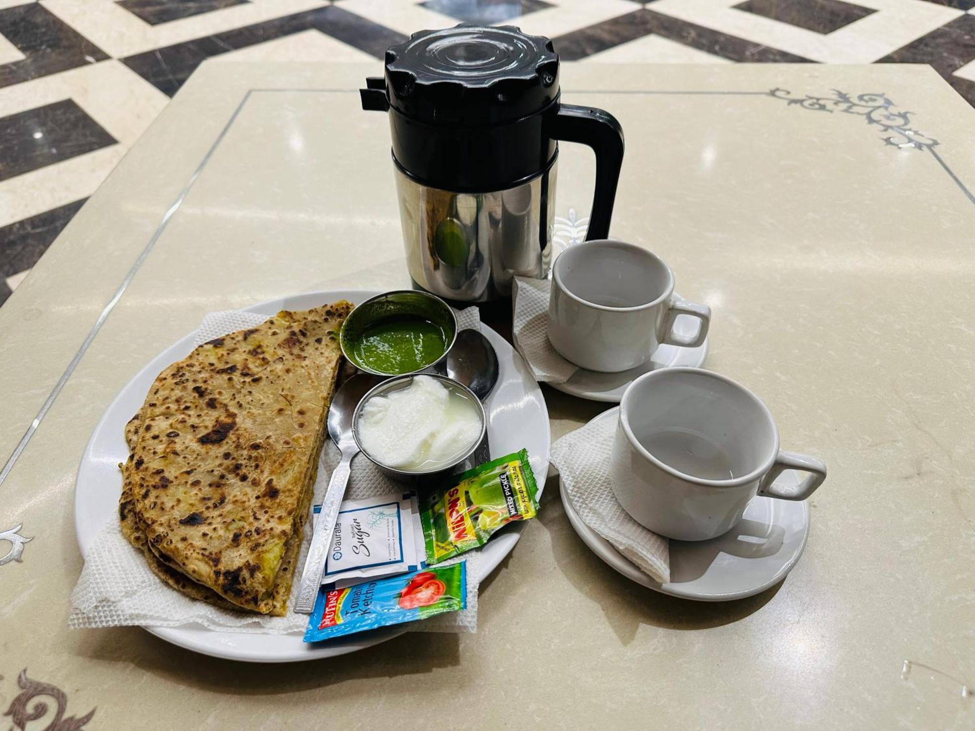 Chowdhry Tourist Lodge - New Delhi Railway Station - 2 Minutes Walk Eksteriør billede