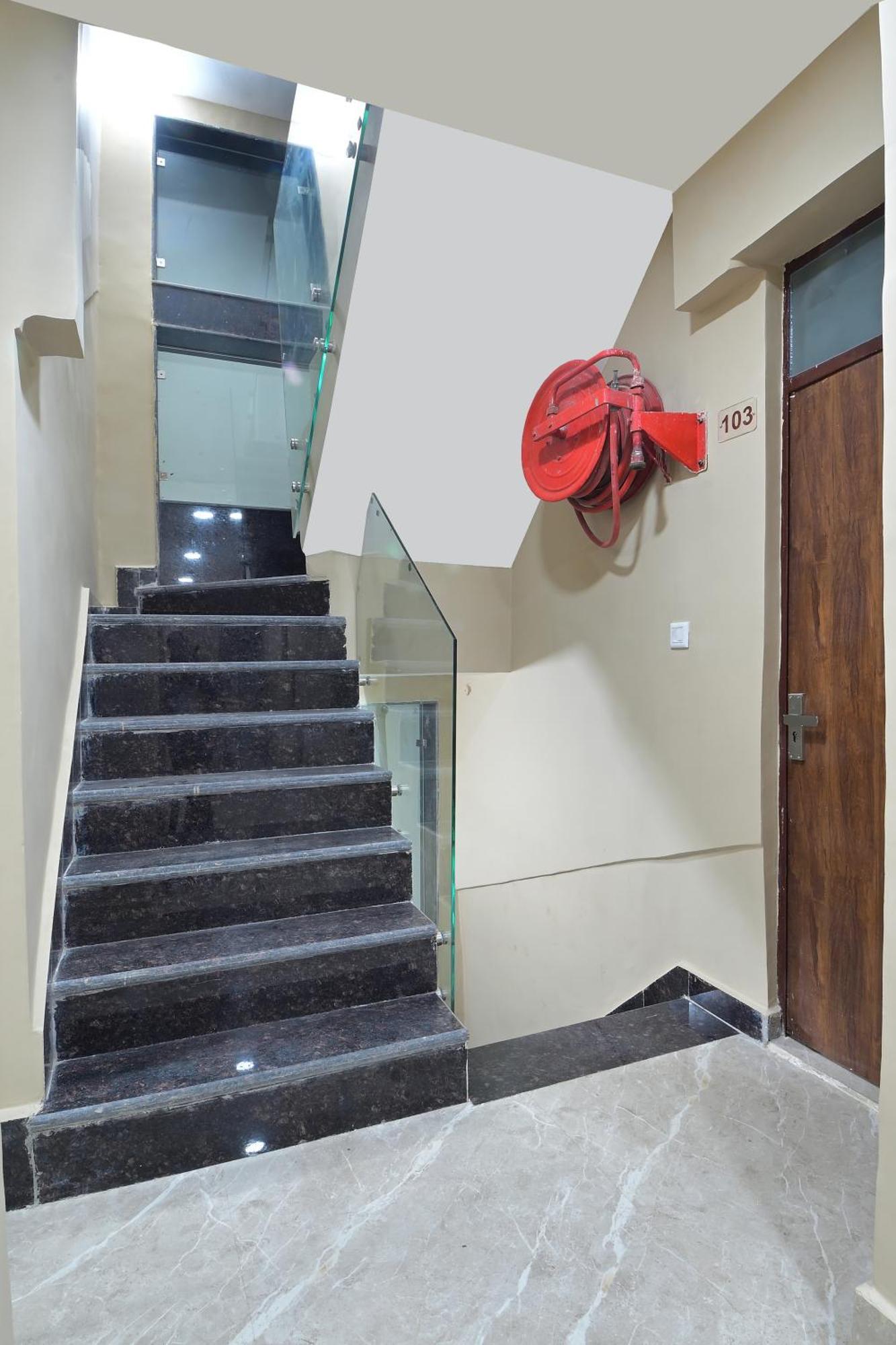 Chowdhry Tourist Lodge - New Delhi Railway Station - 2 Minutes Walk Eksteriør billede